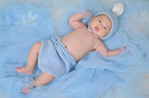 五指山宝宝睡迷糊了才肯吃奶